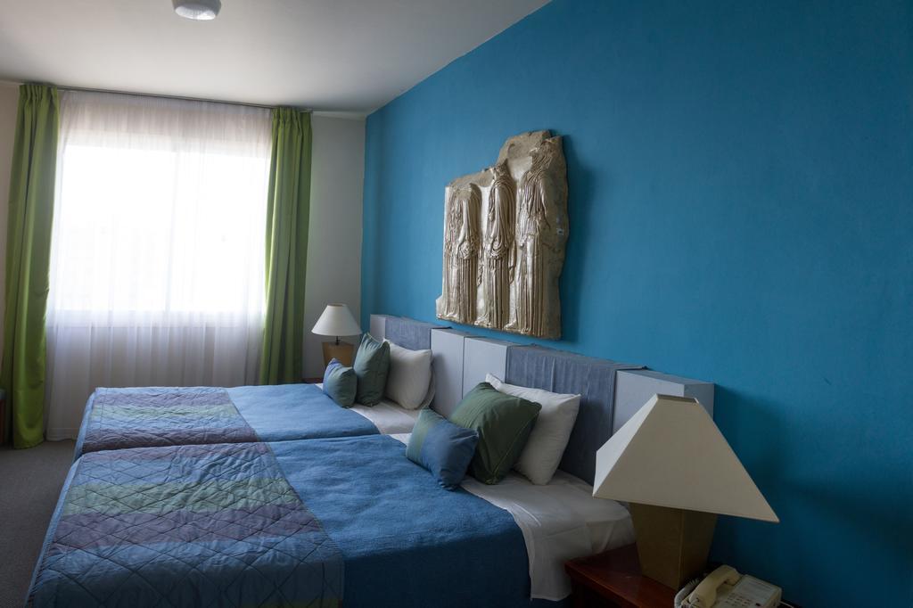 The Caravel Hotel Limassol Exteriör bild